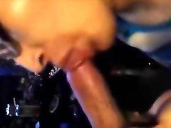 无辜的看怪胎带眼镜给一个顽皮的口交