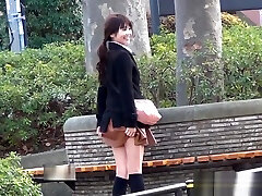 ragazza asiatica tira su la gonna