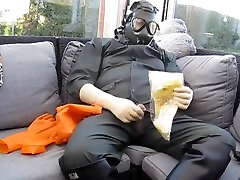 Gummihandsken in rubbergloves and rainclothes wanking