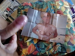 2 Guys cums on sexy Pic