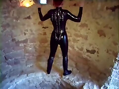 готы в облегающих латексных костюмах-absurdum kajle agrawal