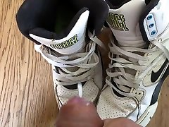time to cum on nike air command
