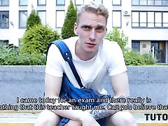 TUTOR4K的。年轻人感动profs胸部之前的主要部分