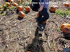 сучка получает глубокий сперма в жопе