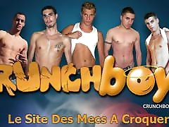 FRENCH TWINKS SEXY USED BY BAD BOY IN SNEAKER IN PUBLIC PARK