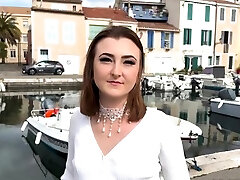 Tracy 19 ans realise son fantasme en tournant une video