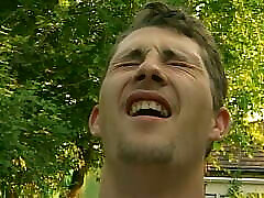 Notgeile Milf bekommt im Garten die Moese geleckt