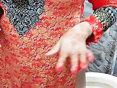 Desi Beautiful Mom Shaving Pussy And Armpits On Eid And Pissing In Bathroom