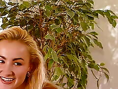 blonde und female cre kuessen und streicheln sich vor der kamera