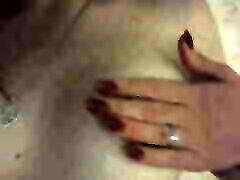 вечерний нежный домашний стриптиз. крупный план