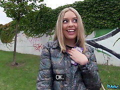 Blonde girl Sapphire gets her wet cunt fucked in the strangers car