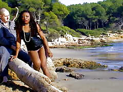 Ebony bitch get fucking and fisting at beach